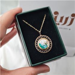 Resinized-gold-pendant-Pinterest