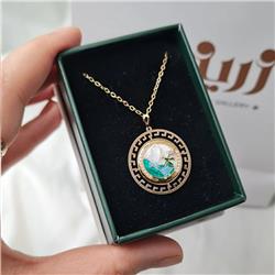Resinized-gold-pendant-Pinterest