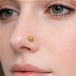 Gold-nose-piercing
