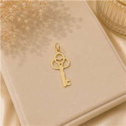 Vintage gold key pendant0