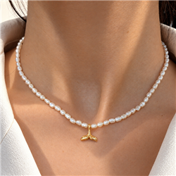 Whale-tail-necklace-001