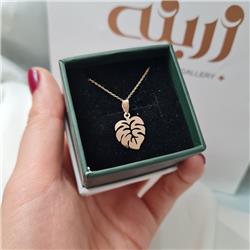 Gold-pendant-with-fig-leafas-a-gift