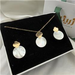 Half-gold-set-with-seashell-design