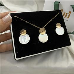 Half-gold-set-with-seashell-design
