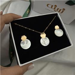 Half-gold-set-with-seashell-design