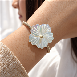 Large-mother-of-pearl-flower-bracelet-001