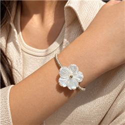 Large-mother-of-pearl-flower-bracelet-02