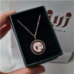 Resinized-gold-pendant-Pinterest