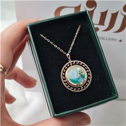 Resinized-gold-pendant-Pinterest