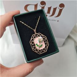 Resinized-gold-pendant-Pinterest