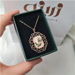 Resinized-gold-pendant-Pinterest