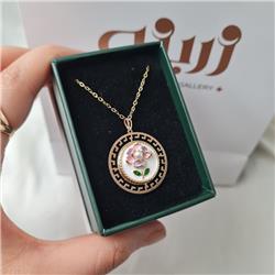 Resinized-gold-pendant-Pinterest