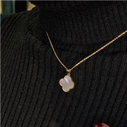 Vancliffe-necklace-with-stones