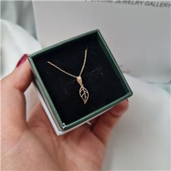 Gold-leaf-gift-pendant